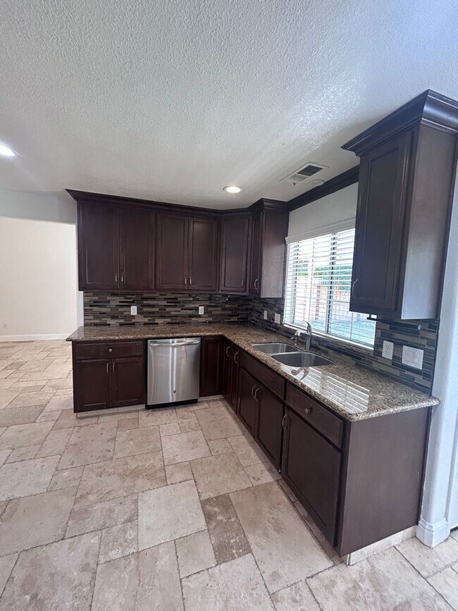 Building Photo - Now Available! 3 Bedroom Home in North West Visalia!