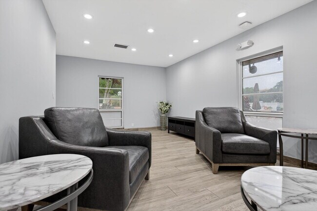 Building Photo - 3503 Oaks Way