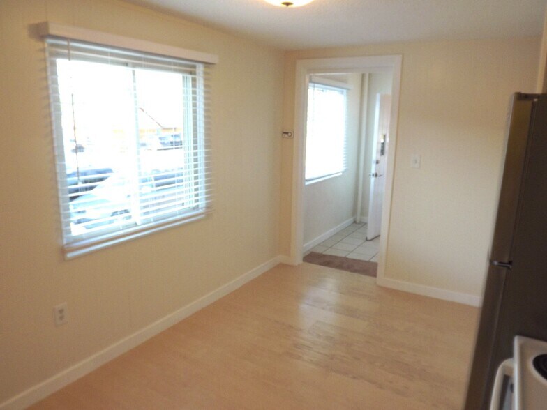 Building Photo - 115 N Park St