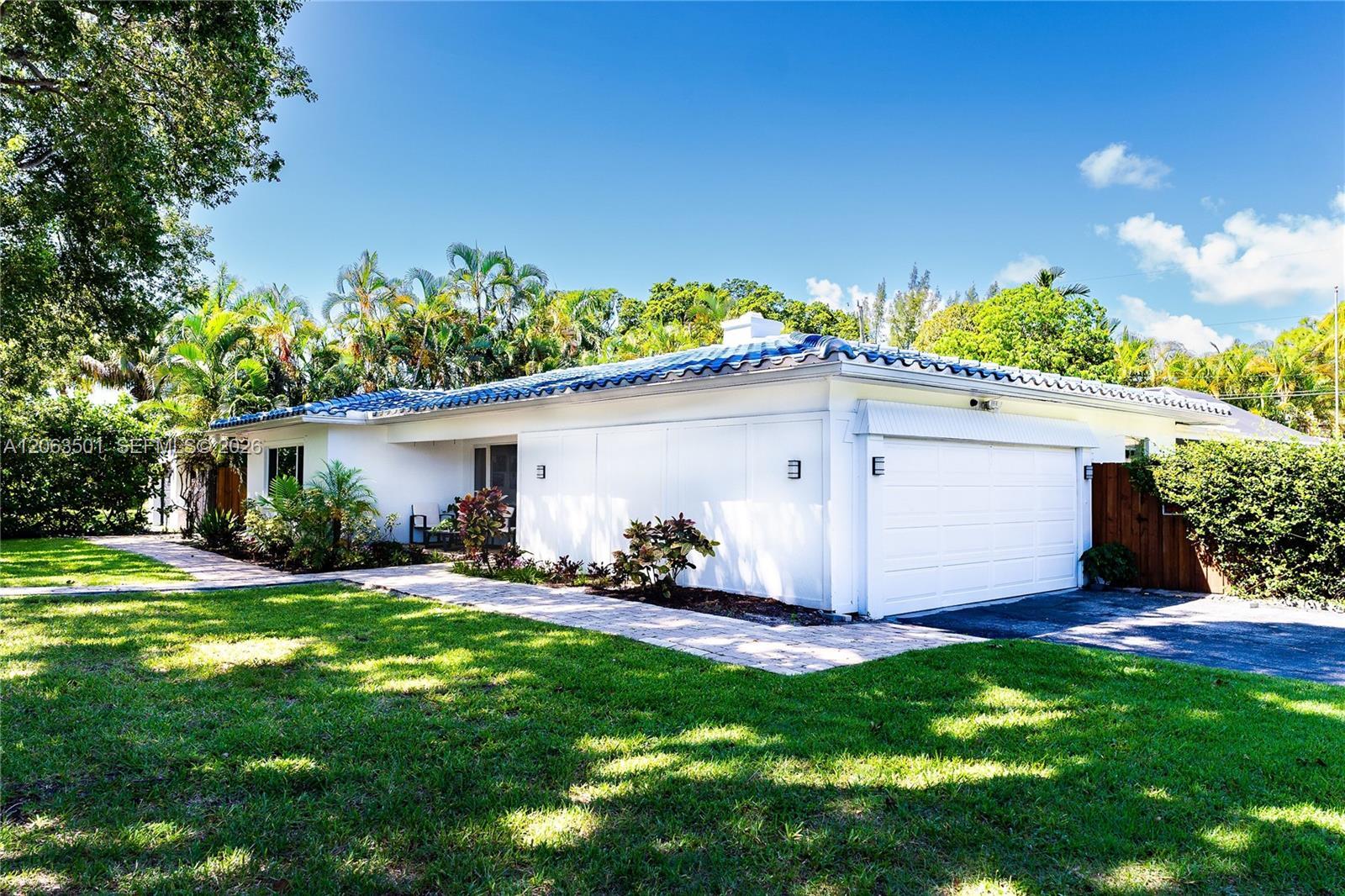 Building Photo - 1519 Bayview Dr