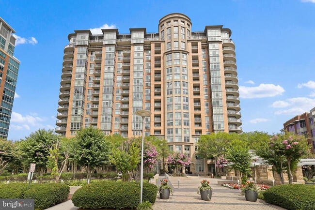 Building Photo - 8220 Crestwood Heights Dr
