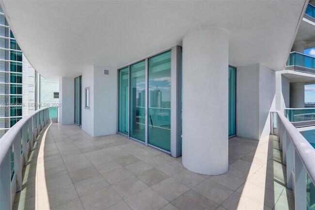 Building Photo - 900 Biscayne Blvd