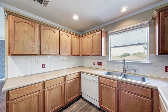 Building Photo - 903 Estate Dr