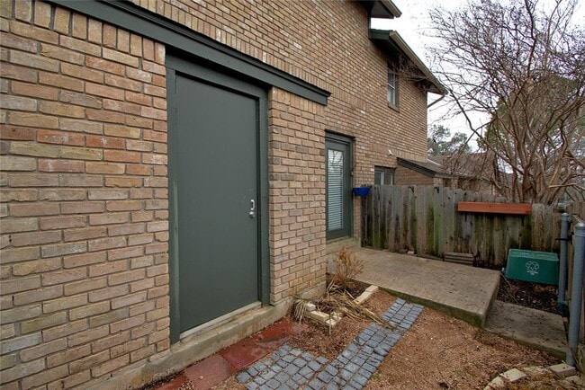 Building Photo - 1015 E Yager Ln