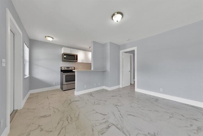 Building Photo - 1720 NE 13th St