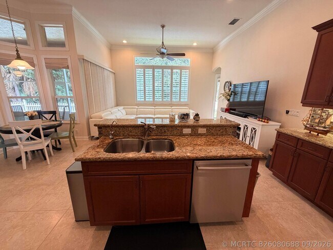 Building Photo - 403 NW Lyndhurst Ct