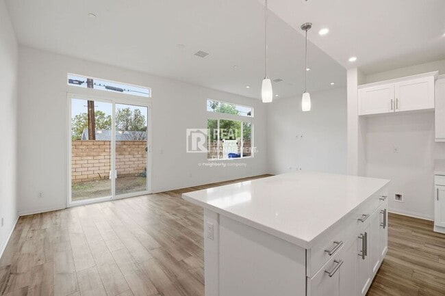 Building Photo - 365 Huntington Ct