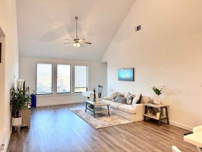 Building Photo - 13110 Blue Flora Dr