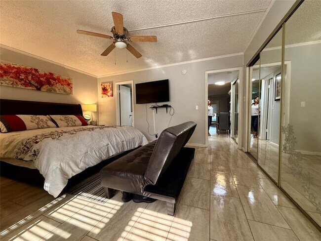 Building Photo - 355 Oakridge T