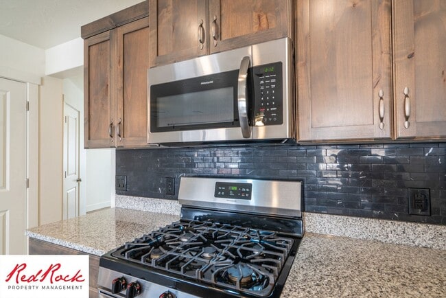 Building Photo - Private 4 Bedroom Corner Unit