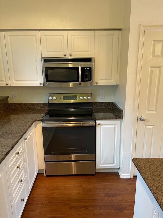 Building Photo - Extremely Gorgeous and Spacious 2 bedroom Condo