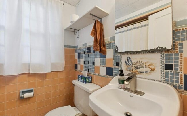 Building Photo - 506 W Oakland Ave