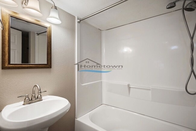 Building Photo - Well-Maintained 3 Bed 2 Bath Cottage in Do...