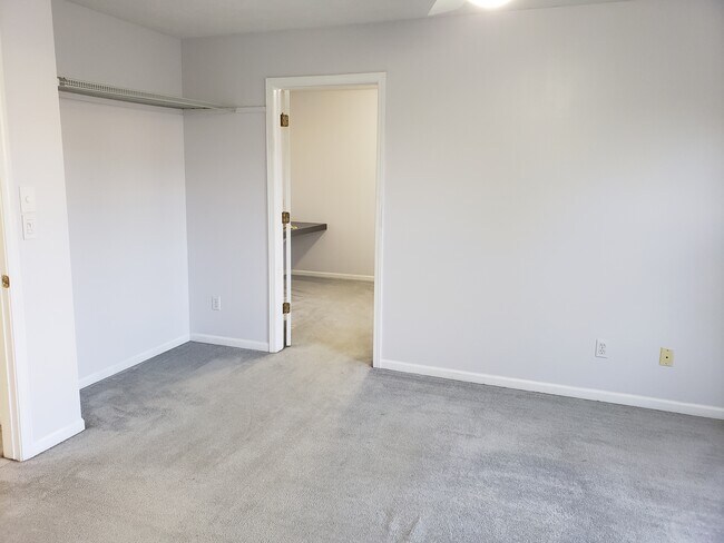 Building Photo - 3910 Old Elm Dr SE