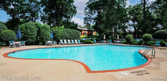 Building Photo - 754 E Fox Hills Dr