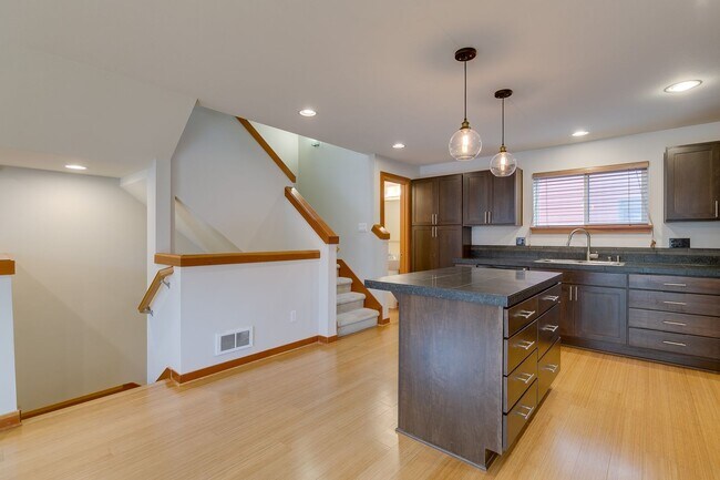 Building Photo - Bright, Modern 3 bed 2.5 Bath Townhome in ...