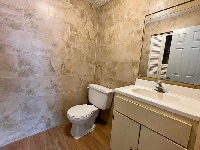 Building Photo - Sunny Lakes