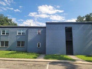 Building Photo - UPDATED 1/1 in Walkable Location w/ Solid Floors, Community Pool, & Washer/Dryer! Avail NOW for $...