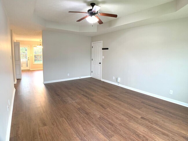 Building Photo - 685 Foxfield Dr
