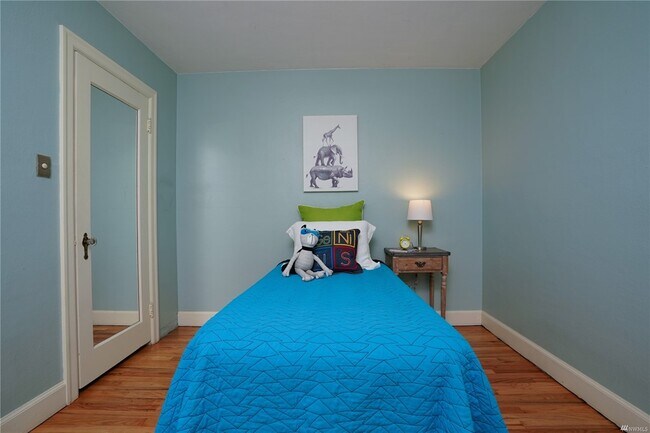 Bedroom 1: Small bedroom - 1215 N Anderson St