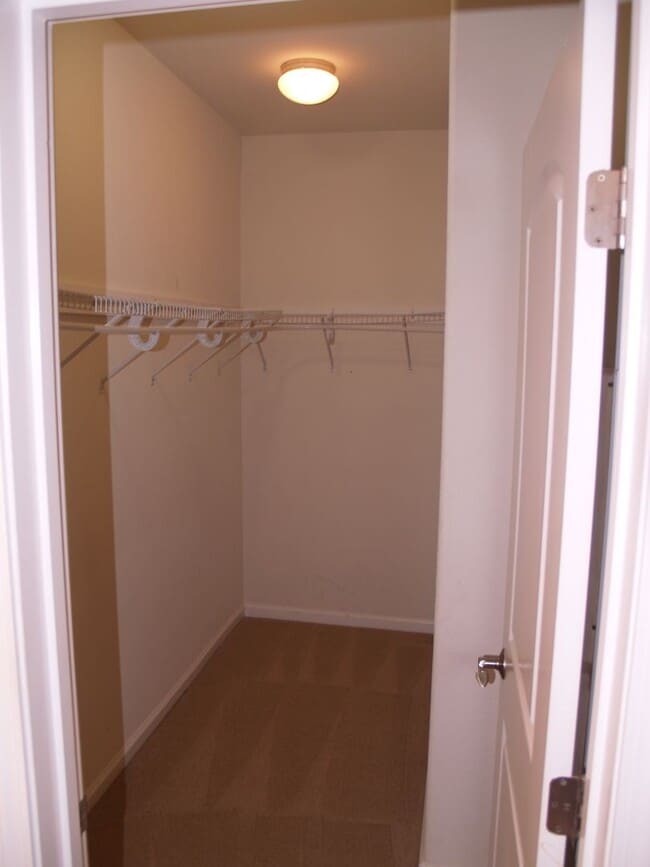 Building Photo - Beautiful end-unit Townhouse 3 bedrooms/2....