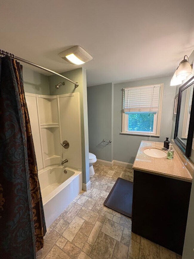 Building Photo - 3 Bedroom 1 Bathroom Home Ready to Rent!