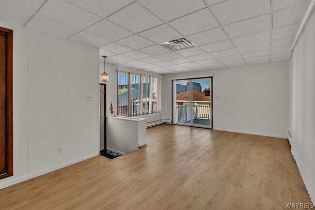 Building Photo - 28 Mead St