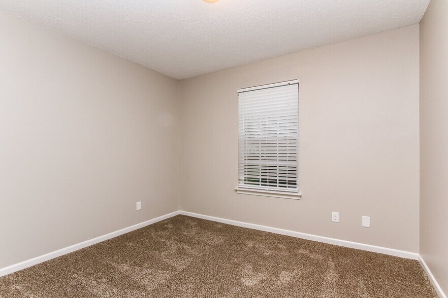 Building Photo - 2425 Woodmont Ct