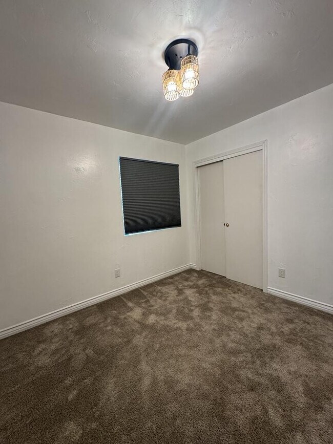 Building Photo - 1016 E Cottonwood Dr