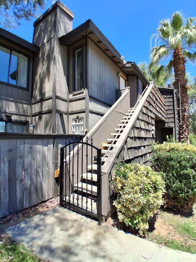 Building Photo - Beautifully Updated 2 Bedroom, 1 Bathroom Condo!