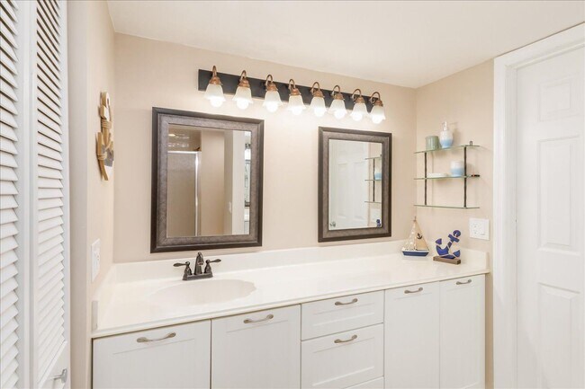 Building Photo - 6124 S River Run Dr