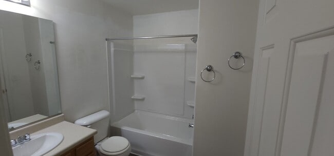Building Photo - 660 Sunny Ln