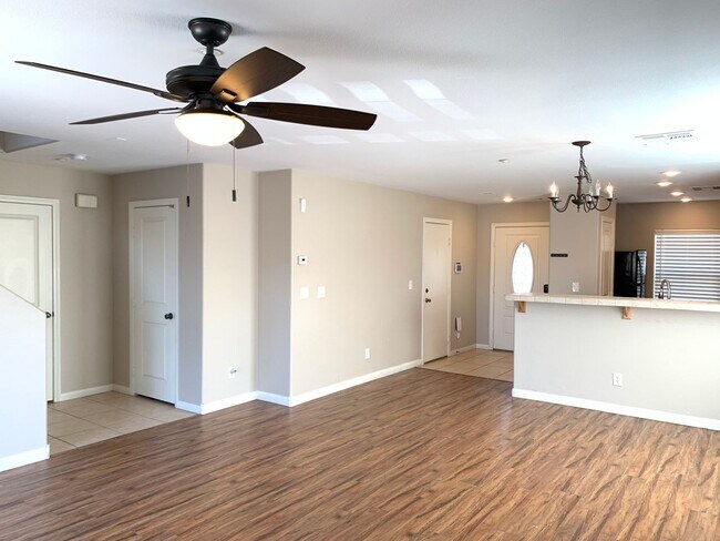 Building Photo - 3 Bedroom House in gated community
