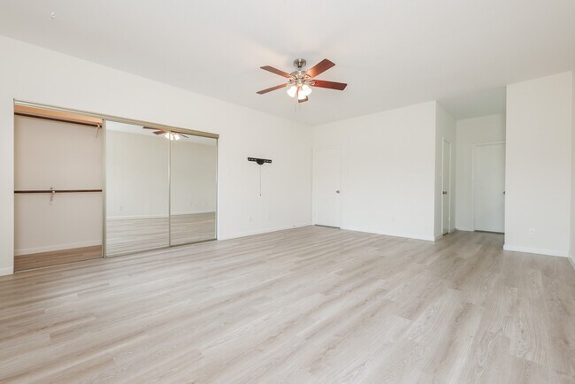 Building Photo - 17441 Red Oak Dr