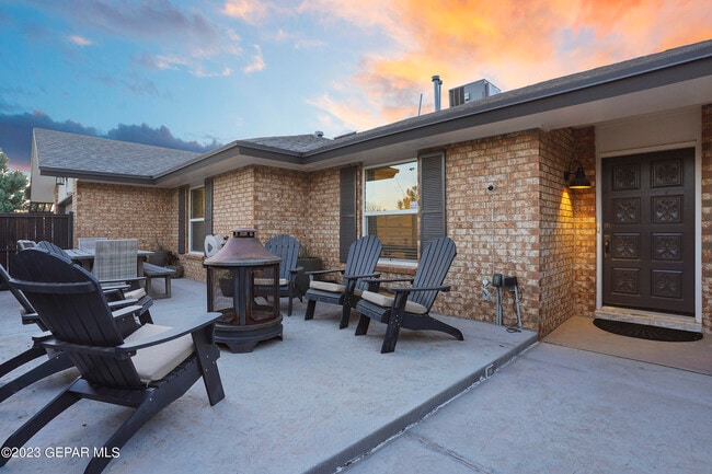 Building Photo - 413 Hollydale Dr