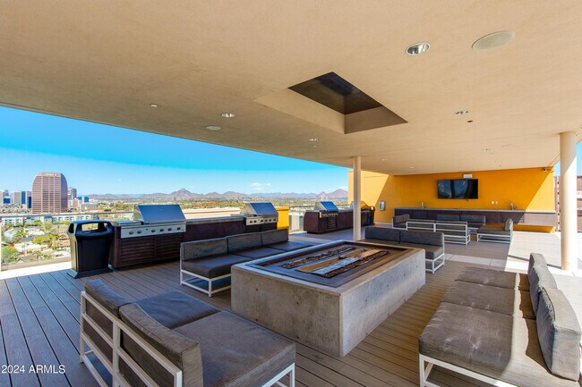 Building Photo - 200 W Portland St