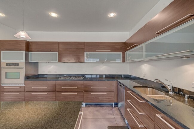 Building Photo - Modern Loft with City View