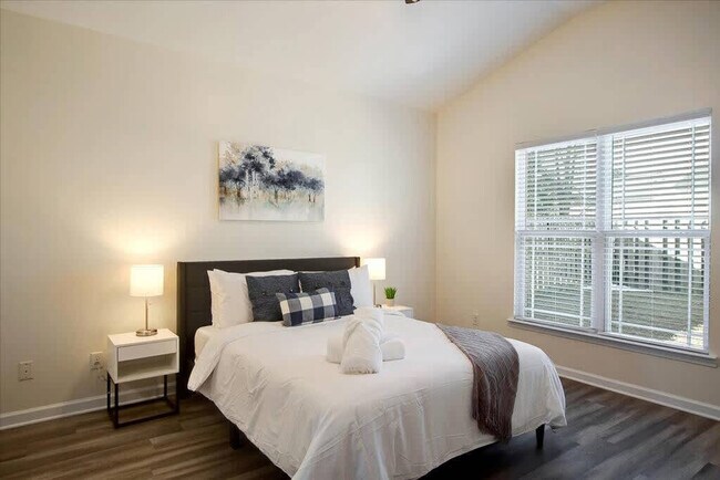 Building Photo - 11 Summer Lake Way