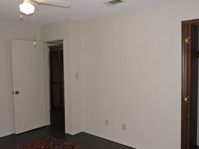 Building Photo - Convenient Northeast location!
