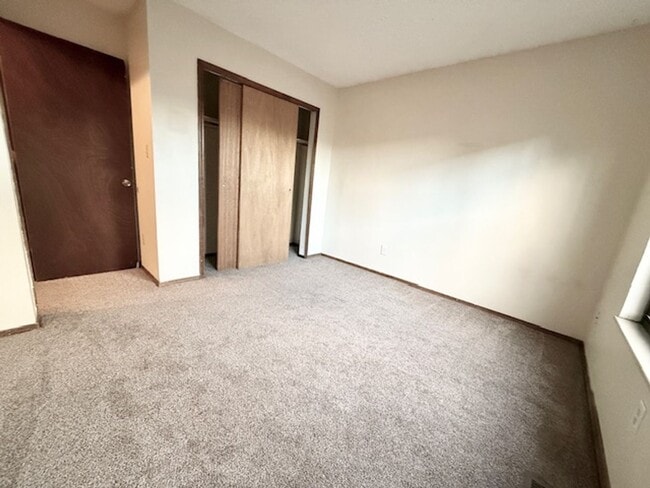 Building Photo - Beautiful West Side 2 Bedroom Condo w/ Views!!