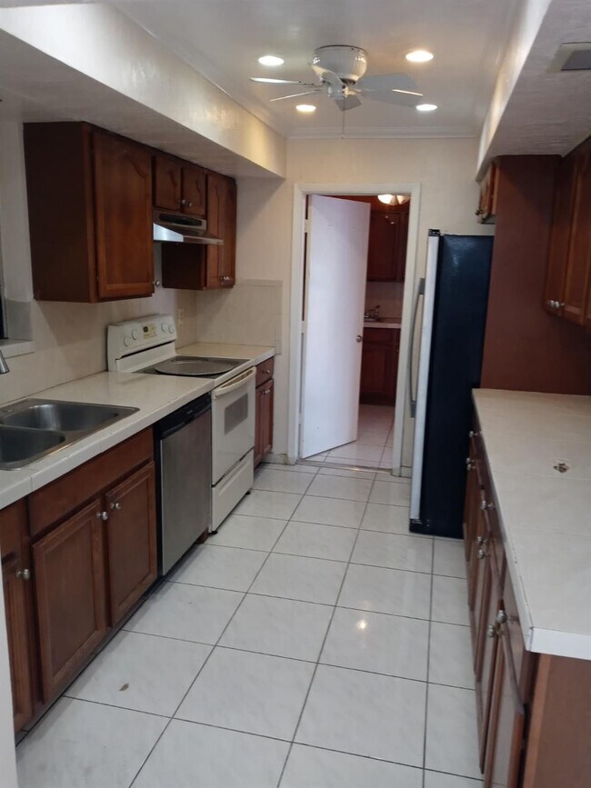 Building Photo - 701 SW 4th St