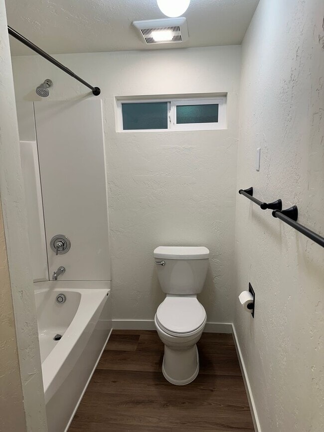 Building Photo - Beautifully updated 3 bedroom, 1 bath hous...