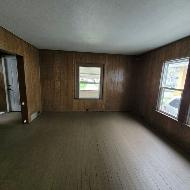 Building Photo - Single Family Home 3 beds 1 bath FOR RENT!