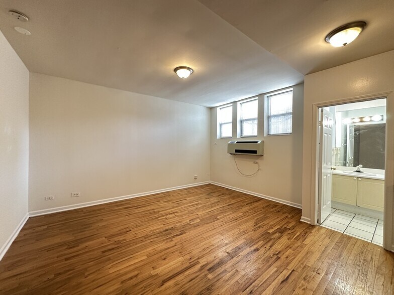 Building Photo - 909 W Dakin St