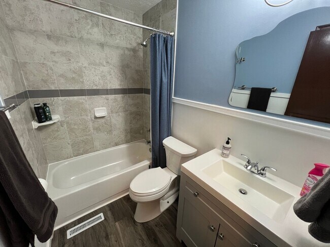 Building Photo - La Vista Home For Rent