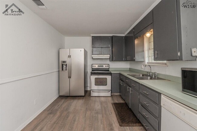 Building Photo - 5017 Kingston Dr
