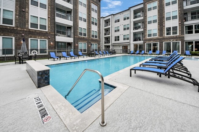 Building Photo - 4840 N Shepherd Dr