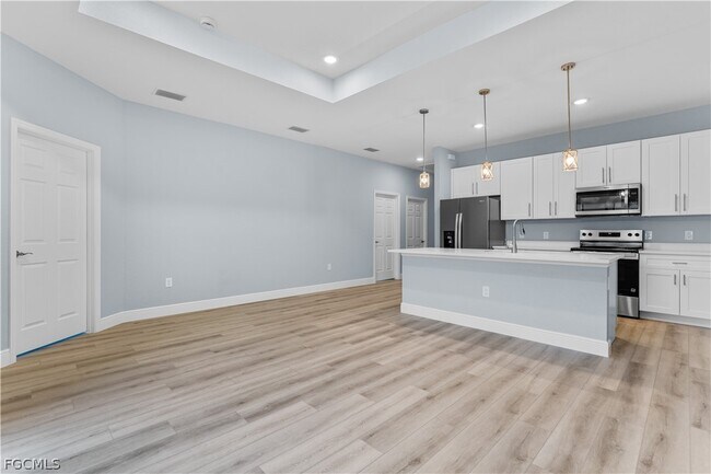 Building Photo - 1601 E 7th St