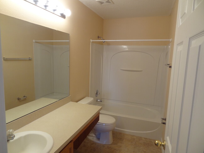 Building Photo - 3 Bedroom, 2.5 Bathroom Home with Bonus Lo...