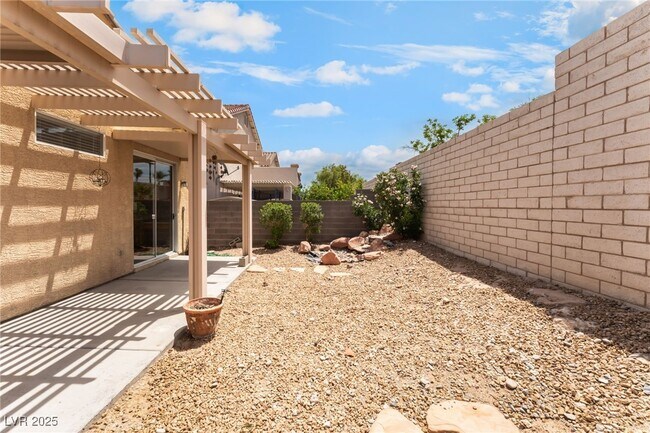 Building Photo - 8729 Shady Pines Dr